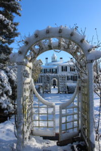 garden_gates_to_house_in_winter