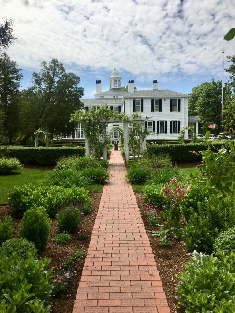 garden_walkway_to_house